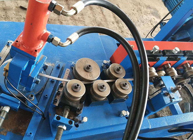 軌道壓型機(jī)