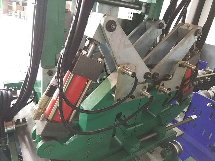 全自動(dòng)C/Z型鋼一體機(jī)又叫C/Z互換壓型機(jī),C、Z互換檁條機(jī),是將C型機(jī)和Z型機(jī)合二為一的壓瓦機(jī)設(shè)備,為用戶提供的可通過(guò)PLC電腦控制在短時(shí)間內(nèi)實(shí)現(xiàn)C/Z兩種型號(hào)各種規(guī)格檁條互換生產(chǎn)的高自動(dòng)化檁條成型設(shè)備。正創(chuàng)品牌全自動(dòng)C、Z互換檁條機(jī)生產(chǎn)過(guò)程完全自動(dòng)控制,換規(guī)格時(shí)無(wú)須更換成型輥,徹底改變了使用C、Z兩種不同設(shè)備分別加工C、Z型兩種不同檁條的歷史,為用戶節(jié)省了大量的投資成本與場(chǎng)地空間。    C/Z互換檁條機(jī)產(chǎn)品亮點(diǎn): 1、生產(chǎn)的C型檁條平直度好,具有良好的抗壓抗彎能力; 2、生產(chǎn)的Z型檁條可反向搭接安裝,連接點(diǎn)安裝強(qiáng)度加大; 3、全自動(dòng)電控系統(tǒng)設(shè)有報(bào)錯(cuò)裝置,確保生產(chǎn)線的安全穩(wěn)定; 4、驅(qū)動(dòng)采用減速電機(jī)加變頻控制,速度控制,定長(zhǎng)、定位準(zhǔn)確可靠; 5、可以輥壓CZ兩種不同型材,節(jié)約了用戶的購(gòu)買(mǎi)成本和場(chǎng)地空間; 6、無(wú)須更換成型輥便可實(shí)現(xiàn)兩種型號(hào)型材的轉(zhuǎn)換,速度快、效率高。  正創(chuàng)C、Z互換檁條機(jī)由導(dǎo)向、矯平裝置、2臺(tái)液壓沖孔裝置、液壓切斷裝置、電控系統(tǒng)、液壓系統(tǒng)等組成。該設(shè)備通過(guò)三個(gè)減速機(jī),經(jīng)鏈輪齒輪固定轉(zhuǎn)動(dòng)固定軸,實(shí)現(xiàn)不同型號(hào)檁條的互換,可通過(guò)手工旋轉(zhuǎn)固定旋轉(zhuǎn)板來(lái)實(shí)現(xiàn)C/Z互換,檁條輸入的長(zhǎng)度、縱向孔距、數(shù)量等參數(shù),設(shè)備即可進(jìn)行自動(dòng)沖孔、切斷、成型。全自動(dòng)C/Z型檁條機(jī)具有運(yùn)行穩(wěn)定可靠,沖壓孔精密度高,產(chǎn)量高,為廣大用戶帶來(lái)使用的便捷。  選型建議: 正創(chuàng)全自動(dòng)C/Z型鋼一體機(jī)整機(jī)外形美觀、生產(chǎn)效率高,生產(chǎn)速度達(dá)到20m/min,其他常規(guī)參數(shù)有:成型輥道數(shù)為12道、機(jī)組*大切斷寬度300mm、*大剪切厚度3mm,如有特殊需求,建議您隨時(shí)撥打正創(chuàng)服務(wù)熱線:138-6180-1880,公司專(zhuān)業(yè)技術(shù)人員將會(huì)根據(jù)您的要求提供給您*為滿意的答復(fù)。  全自動(dòng)C Z型鋼參數(shù):